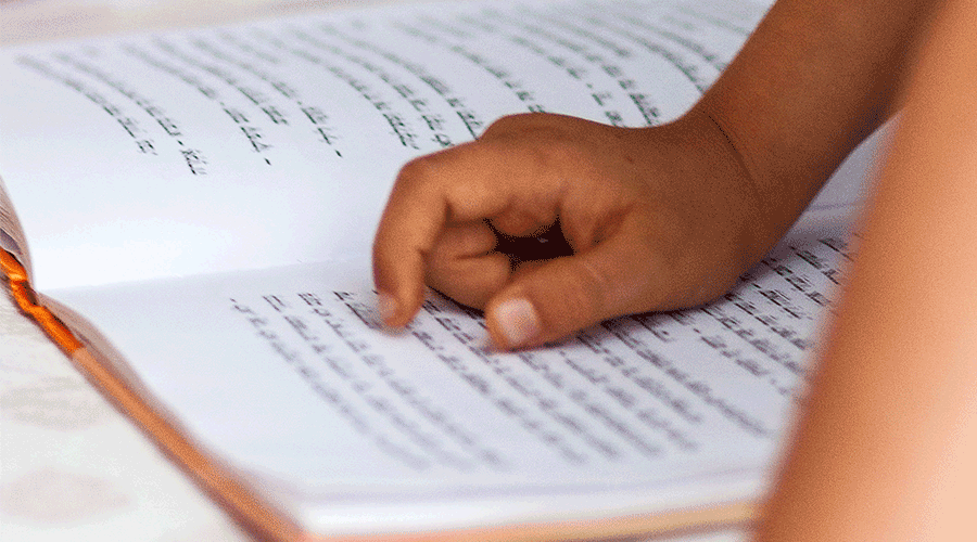 enfant étudiant le tulmud torah